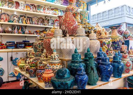 Ceramiche colorate turche dipinte a mano, vasi, vasi, pentole e piatti esposti in un negozio turco a Global Village, Dubai, United Arab Emiartes. Foto Stock