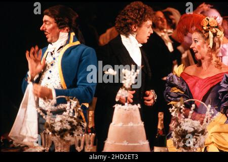 Original London cast - l-r: Alun Armstrong (Thenadier), Michael Ball (Marius), sue Jane Tanner (Madame Thenadier) a LES MISERABLES al Barbican Theater, Londra EC2 08/10/1985 music: Claude-Michel Schonberg text: Herbert Kretzmer testo originale di Alain Boubil & Jean-Marc NATEL materiale aggiuntivo: James Fenton basato sul romanzo di Victor Hugo adattato & diretto da Trevor Nunn & John Caird Set design: John Napier costumi: Andreane Neofitou illuminazione: David Hersey una Royal Shakespeare Company (RSC) & Cameron Mackintosh co-produzione trasferita al Palace Theatre, Londra W1 Foto Stock