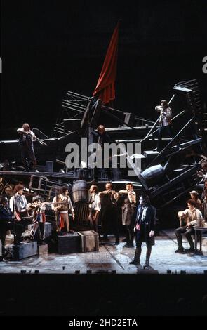 Originale London cast - rivoluzionari alle barricate con (downstage front right) Roger Allam (Javert) a LES MISERABLES al Barbican Theatre, Londra EC2 08/10/1985 musica: Claude-Michel Schonberg testo: Herbert Kretzmer testo originale di Alain Boubil & Jean-Marc NATEL materiale aggiuntivo: James Fenton basato sul romanzo di Victor Hugo adattato & diretto da Trevor Nunn & John Caird Set design: John Napier costumi: Andreane Neofitou illuminazione: David Hersey una Royal Shakespeare Company (RSC) & Cameron Mackintosh co-produzione trasferita al Palace Theatre, Londra W1 04/12/19 Foto Stock