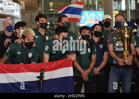 Provincia di Samut Prakan, Tailandia. 2nd Jan 2022. La squadra nazionale di calcio maschile della Thailandia (Elefanti di guerra) giocatori con parti correlate che arrivano all'aeroporto di Suvarnabhumi, nella provincia di Samut Prakan, in Thailandia, il 02 gennaio 2022 dopo aver vinto con successo il Campionato ASEAN della Federazione di calcio 2020 (AFF Suzuki Cup 2020). (Credit Image: © Teera Noisakran/Pacific Press via ZUMA Press Wire) Foto Stock