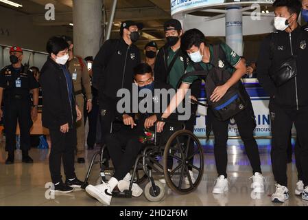 Provincia di Samut Prakan, Tailandia. 2nd Jan 2022. I giocatori della squadra nazionale di calcio della Thailandia insieme alle parti relative che arrivano all'aeroporto di Suvarnabhumi, nella provincia di Samut Prakan, in Thailandia, il 1 gennaio 2022 dopo il campionato di calcio ASEAN AFF SUZUKI CUP 2020, la Thailandia batte l'Indonesia ha vinto con successo il campionato. (Credit Image: © Teera Noisakran/Pacific Press via ZUMA Press Wire) Foto Stock