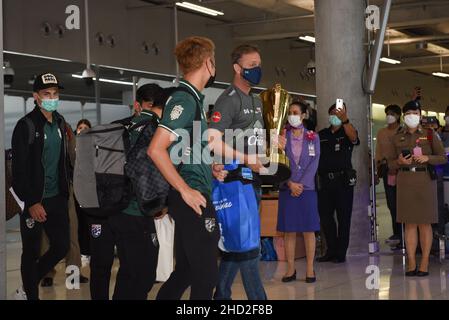 Provincia di Samut Prakan, Tailandia. 2nd Jan 2022. I giocatori della squadra nazionale di calcio della Thailandia insieme alle parti relative che arrivano all'aeroporto di Suvarnabhumi, nella provincia di Samut Prakan, in Thailandia, il 1 gennaio 2022 dopo il campionato di calcio ASEAN AFF SUZUKI CUP 2020, la Thailandia batte l'Indonesia ha vinto con successo il campionato. (Credit Image: © Teera Noisakran/Pacific Press via ZUMA Press Wire) Foto Stock