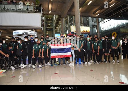 Provincia di Samut Prakan, Tailandia. 2nd Jan 2022. La squadra nazionale di calcio maschile della Thailandia (Elefanti di guerra) giocatori con parti correlate che arrivano all'aeroporto di Suvarnabhumi, nella provincia di Samut Prakan, in Thailandia, il 02 gennaio 2022 dopo aver vinto con successo il Campionato ASEAN della Federazione di calcio 2020 (AFF Suzuki Cup 2020). (Credit Image: © Teera Noisakran/Pacific Press via ZUMA Press Wire) Foto Stock