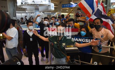 Provincia di Samut Prakan, Tailandia. 2nd Jan 2022. Nualphan Lamsam 'Madame Pang'(C), il manager della squadra di calcio nazionale thailandese, grazie ai tifosi, saluta a casa loro. All'aeroporto Suvarnabhumi, provincia di Samut Prakan, Thailandia, il 02 gennaio 2022 dopo aver vinto con successo il Campionato ASEAN Football Federation 2020 (AFF Suzuki Cup 2020). (Credit Image: © Teera Noisakran/Pacific Press via ZUMA Press Wire) Foto Stock