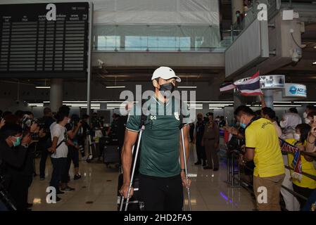 Provincia di Samut Prakan, Tailandia. 2nd Jan 2022. La squadra nazionale di calcio maschile della Thailandia (Elefanti di guerra) giocatori con parti correlate che arrivano all'aeroporto di Suvarnabhumi, nella provincia di Samut Prakan, in Thailandia, il 02 gennaio 2022 dopo aver vinto con successo il Campionato ASEAN della Federazione di calcio 2020 (AFF Suzuki Cup 2020). (Credit Image: © Teera Noisakran/Pacific Press via ZUMA Press Wire) Foto Stock