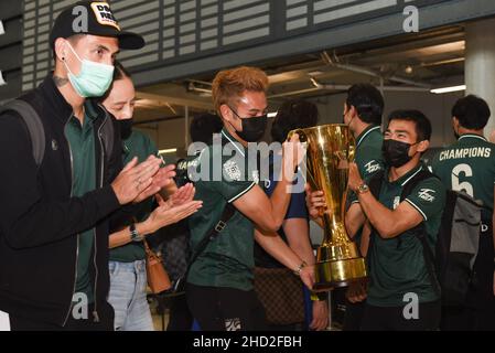 Provincia di Samut Prakan, Tailandia. 2nd Jan 2022. La squadra nazionale di calcio maschile della Thailandia (Elefanti di guerra) giocatori con parti correlate che arrivano all'aeroporto di Suvarnabhumi, nella provincia di Samut Prakan, in Thailandia, il 02 gennaio 2022 dopo aver vinto con successo il Campionato ASEAN della Federazione di calcio 2020 (AFF Suzuki Cup 2020). (Credit Image: © Teera Noisakran/Pacific Press via ZUMA Press Wire) Foto Stock