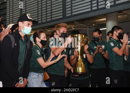 Provincia di Samut Prakan, Tailandia. 2nd Jan 2022. La squadra nazionale di calcio maschile della Thailandia (Elefanti di guerra) giocatori con parti correlate che arrivano all'aeroporto di Suvarnabhumi, nella provincia di Samut Prakan, in Thailandia, il 02 gennaio 2022 dopo aver vinto con successo il Campionato ASEAN della Federazione di calcio 2020 (AFF Suzuki Cup 2020). (Credit Image: © Teera Noisakran/Pacific Press via ZUMA Press Wire) Foto Stock