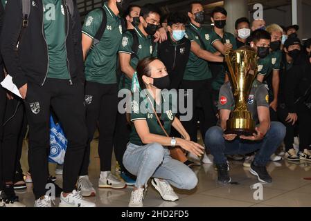 Provincia di Samut Prakan, Tailandia. 2nd Jan 2022. La squadra nazionale di calcio maschile della Thailandia (Elefanti di guerra) giocatori con parti correlate che arrivano all'aeroporto di Suvarnabhumi, nella provincia di Samut Prakan, in Thailandia, il 02 gennaio 2022 dopo aver vinto con successo il Campionato ASEAN della Federazione di calcio 2020 (AFF Suzuki Cup 2020). (Credit Image: © Teera Noisakran/Pacific Press via ZUMA Press Wire) Foto Stock