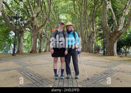 Debbie (r) e Nicole, madre e figlia di pellegrini provenienti dagli Stati Uniti, posano per una foto lungo l'Avenida dos Plátanos a Ponte de Lima, Portogallo. Il C Foto Stock