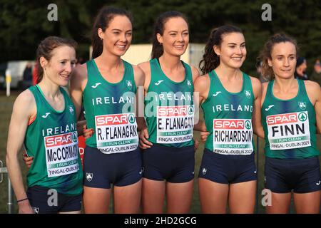 Dublino, Irlanda. 12th Dic 2021. Fingal la nazionale irlandese senior womens cross country team Hugh de Paor/SPP credito: SPP Sport Press Foto. /Alamy Live News Foto Stock