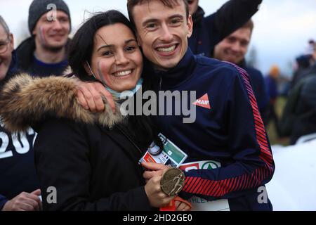 Dublino, Irlanda. 12th Dic 2021. Fingal scene emotive come Yann Schrub celebra la sua squadra medaglia d'oro per la francia con la sua ragazza. Hugh de Paor/SPP Credit: SPP Sport Press Photo. /Alamy Live News Foto Stock