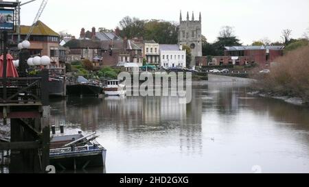 Chiesa di tutti i Santi e barche fluviali sul Tamigi a Old Isleworth, Londra, Inghilterra, Regno Unito Foto Stock