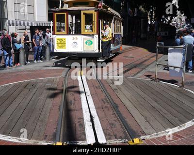 Tram della funivia che si avvicina a girare tavolo in strada Foto Stock