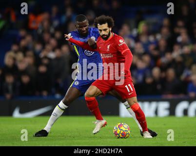 Londra, Regno Unito. 2nd Jan 2022. Antonio Rudiger di Chelsea affronta Mohamed Salah di Liverpool durante la partita della Premier League a Stamford Bridge, Londra. Il credito d'immagine dovrebbe leggere: David Klein/Sportimage Credit: Sportimage/Alamy Live News Foto Stock