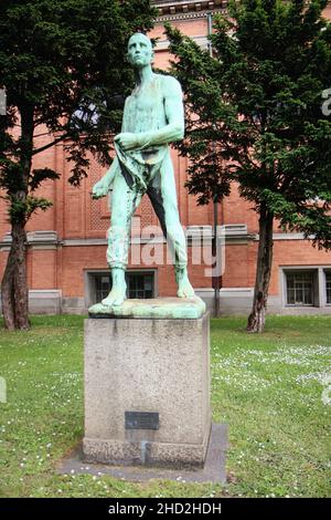 Copenaghen, Danimarca - statua di bronzo fuori dal NY Carlsberg Glyptotek raffigurante un seminatore (1896), dello scultore belga Constantin Meunier (1831-190 Foto Stock