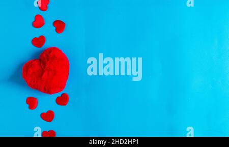 Forma a cuore rosso isolata su sfondo blu per la cura, l'amore, tema valentine Foto Stock