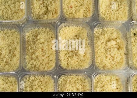 Contenitore di plastica per alimenti asiatici. Consegna di cibo al ristorante Rice per cena o pranzo, piatti giapponesi da asporto, pranzi al sacco con pasti, vista dall'alto, cibo sano Foto Stock