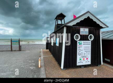 Hautot sur Mer, Francia - 30 luglio 2021: Rifugio in legno di salvataggio presso la spiaggia Sainte Marguerite a Hautot sur Mer in Normandia Foto Stock