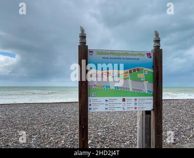 Hautot sur Mer, Francia - 30 luglio 2021: Cartello informativo sulla spiaggia di Sainte Marguerite a Hautot sur Mer in Normandia Foto Stock