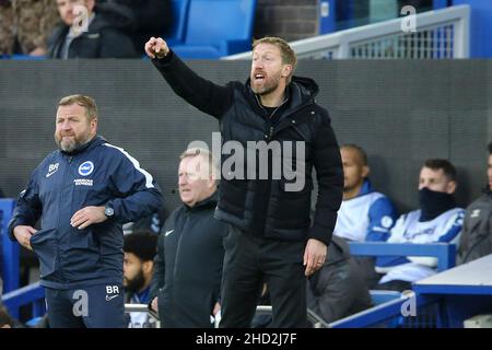 Everton, Regno Unito. 02nd Jan 2022. Graham Potter, il responsabile/allenatore di Brighton & Hove Albion FC, urla le istruzioni della sua area tecnica. Premier League Match, Everton contro Brighton & Hove Albion al Goodison Park di Liverpool domenica 2nd gennaio 2022. Questa immagine può essere utilizzata solo a scopo editoriale. Solo per uso editoriale, licenza richiesta per uso commerciale. Nessun uso in scommesse, giochi o un singolo club / campionato / giocatori pubblicazioni. pic di Chris Stading/Andrew Orchard sport fotografia/Alamy Live news credito: Andrew Orchard sport fotografia/Alamy Live News Foto Stock