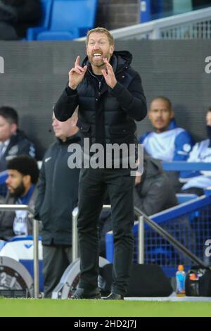 Everton, Regno Unito. 02nd Jan 2022. Graham Potter, il responsabile/allenatore di Brighton & Hove Albion FC, grida le istruzioni della sua area tecnica.Premier League Match, Everton contro Brighton & Hove Albion al Goodison Park di Liverpool domenica 2nd gennaio 2022. Questa immagine può essere utilizzata solo per scopi editoriali. Solo per uso editoriale, licenza richiesta per uso commerciale. Nessun uso in scommesse, giochi o un singolo club / campionato / giocatori pubblicazioni. pic di Chris Stading/Andrew Orchard sport fotografia/Alamy Live news credito: Andrew Orchard sport fotografia/Alamy Live News Foto Stock