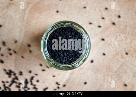 Semi di cumino nero in un vaso di vetro - integratore nutrizionale sano Foto Stock