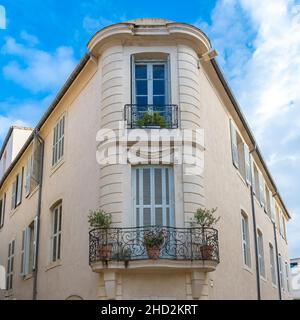 Nimes in Francia, facciate antiche nel centro storico, edifici tipici Foto Stock