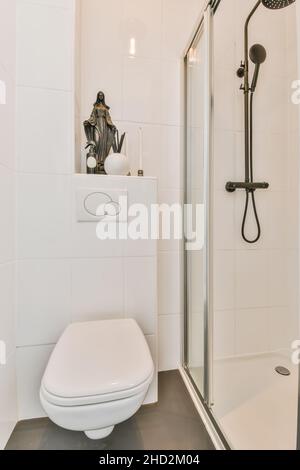 WC e doccia ad angolo con soffione a parete Foto Stock