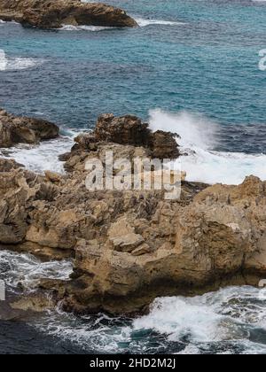 Mediterranean See. Viste da Formentera, Isole Balear, Spagna. Bellissima spiaggia con sabbia chiara e acqua turchese Foto Stock