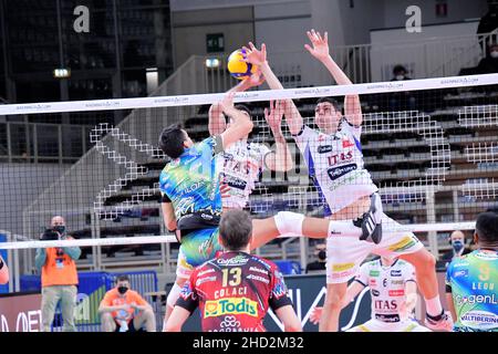 Trento, Italia. 02nd Jan 2022. ITAS blocco trentino durante ITAS Trentino vs Sir Safety Conad Perugia, Volley Campionato Italiano Serie A Men Superleague a Trento, Italia, Gennaio 02 2022 Credit: Independent Photo Agency/Alamy Live News Foto Stock