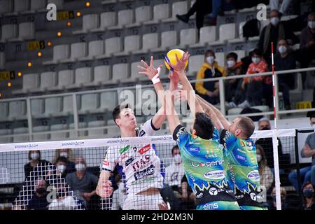 Trento, Italia. 02nd Jan 2022. Alessandro Michielletto Block (ITAS Trentino) durante ITAS Trentino vs Sir Safety Conad Perugia, Volley Campionato Italiano Serie A Men Superleague a Trento, Italia, Gennaio 02 2022 Credit: Independent Photo Agency/Alamy Live News Foto Stock