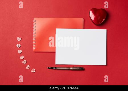 Lista dei desideri segreta o lettere d'amore in vaso. Scrivere una lettera segreta. Desideri o desideri segreti su un pezzo di carta. Un vaso di desideri. Desiderio o lista dei desideri in vaso Foto Stock