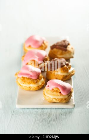 Profiteroles smaltati in casa Foto Stock