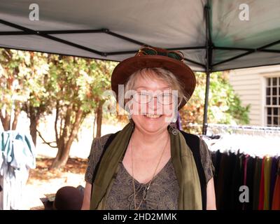 Steampunk Moda donna cercando sul cappello Foto Stock