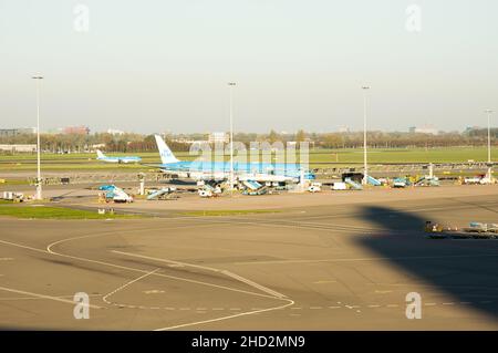 Schiphol, Paesi Bassi - 28 ottobre 2021: Aereo commerciale sulla pista pronto per il decollo a Schiphol nei Paesi Bassi Foto Stock