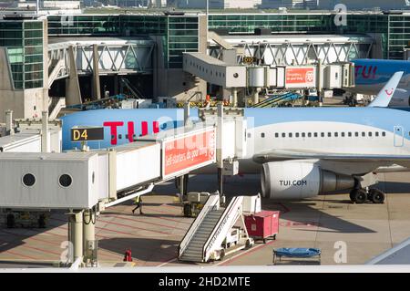 Schiphol, Paesi Bassi - 28 ottobre 2021: L'aereo della TUI è parcheggiato per il servizio all'aeroporto Schiphol Foto Stock