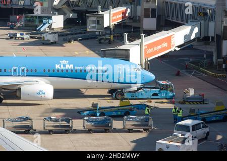 Schiphol, Paesi Bassi - 28 ottobre 2021: Aereo della KLM, Royal Dutch Airlines è parcheggiata per il servizio presso l'aeroporto Schiphol Foto Stock