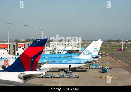 Schiphol, Paesi Bassi - 28 ottobre 2021: Ali di aerei di KLM all'aeroporto di Schiphol con logo Foto Stock