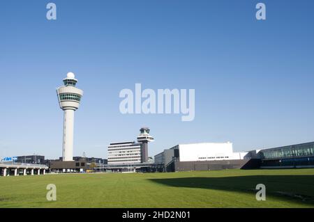 Torre di controllo del traffico aereo per la gestione dei voli all'aeroporto Schiphol nei Paesi Bassi Foto Stock