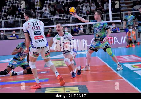 Trento, Italia. 02nd Jan 2022. Matey Kazyiski (ITAS Trentino) durante ITAS Trentino vs Sir Safety Conad Perugia, Volley Campionato Italiano Serie A Men Superleague a Trento, Italia, Gennaio 02 2022 Credit: Independent Photo Agency/Alamy Live News Foto Stock