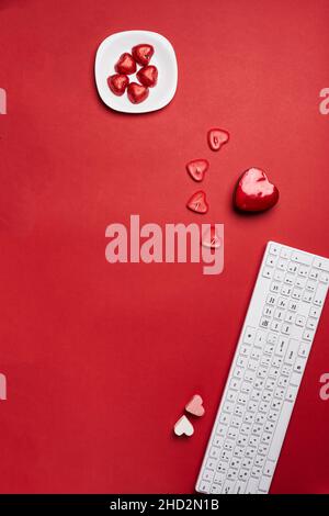 Lista dei desideri segreta o lettere d'amore in vaso. Scrivere una lettera segreta. Desideri o desideri segreti su un pezzo di carta. Un vaso di desideri. Desiderio o lista dei desideri in vaso Foto Stock