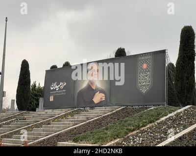 (220102) -- TEHERAN, 2 gennaio 2022 (Xinhua) -- Un cartellone che mostra il compianto generale iraniano Qassem Soleimani è visto all'ingresso di un parco a Teheran, Iran, il 2 gennaio 2022, un giorno prima del secondo anniversario del suo assassinio da parte degli Stati Uniti in Iraq. Il Ministero degli Esteri dell'Iran ha detto domenica che l'assassinio degli Stati Uniti del primo generale del paese due anni fa ha sollevato 'odio' nell'opinione globale. Un attacco aereo statunitense il 3 gennaio 2020 uccise Soleimani, ex comandante della forza della Quds del corpo delle Guardie della Rivoluzione Islamica dell'Iran, insieme ad un comandante della milizia irachena, vicino al Baghdad Inte Foto Stock