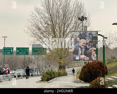 (220102) -- TEHERAN, 2 gennaio 2022 (Xinhua) -- la gente cammina davanti ad un cartellone che mostra il compianto generale iraniano Qassem Soleimani a Teheran, Iran, il 2 gennaio 2022, un giorno prima del secondo anniversario del suo assassinio da parte degli Stati Uniti in Iraq. Il Ministero degli Esteri dell'Iran ha detto domenica che l'assassinio degli Stati Uniti del primo generale del paese due anni fa ha sollevato 'odio' nell'opinione globale. Un attacco aereo statunitense il 3 gennaio 2020 uccise Soleimani, ex comandante della forza di Quds del corpo delle Guardie della Rivoluzione Islamica dell'Iran, insieme ad un comandante della milizia irachena, nei pressi dell'aeroporto internazionale di Baghdad Foto Stock