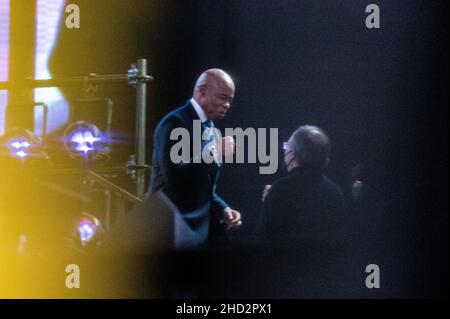 New York, Stati Uniti. 31st Dic 2021. Il sindaco di New York Eric Adams esce dal palco dopo aver parlato in televisione durante le celebrazioni del 2022 di Capodanno a New York, USA. Credit: Chase Sutton/Alamy Live News Foto Stock