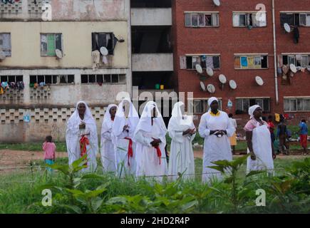 Le donne della setta della fede apostolica sono viste pregare fuori delle piane di Harare. Le donne costituiscono la maggior parte dei congreganti nelle chiese dello Zimbabwe. Zimbabwe. Foto Stock