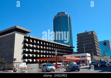 Una visione della banca centrale dello Zimbabwe, la banca di riserva dello Zimbabwe vista da una strada di distanza. L'edificio e' uno degli edifici piu' caratteristici di Harare e puo' essere individuato da diversi chilometri di distanza. Zimbabwe. Foto Stock