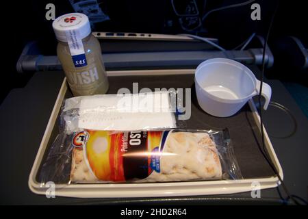 STOCCOLMA, SVEZIA - 24 NOV 2018: Spuntino a bordo su un volo di classe economica. Pasto in aereo composto da frullato e wrap Foto Stock