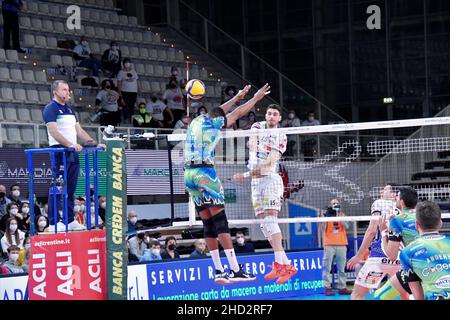 Trento, Italia. 02nd Jan 2022. Daniele Lavia Spike (ITAS Trentino) durante ITAS Trentino vs Sir Safety Conad Perugia, Volley Campionato Italiano Serie A Men Superleague a Trento, Italia, Gennaio 02 2022 Credit: Independent Photo Agency/Alamy Live News Foto Stock