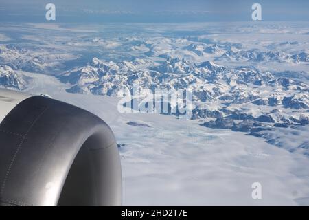GROENLANDIA - 10 MAGGIO 2018: Vista dalla finestra del velivolo di un paesaggio ghiacciato con ghiacciai e montagne innevate della Groenlandia Foto Stock