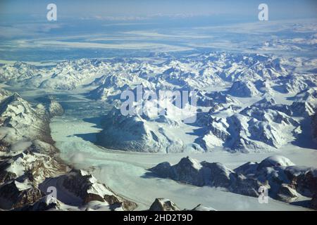 GROENLANDIA - 10 MAGGIO 2018: Vista dalla finestra del velivolo di un paesaggio ghiacciato con ghiacciai e montagne innevate della Groenlandia Foto Stock